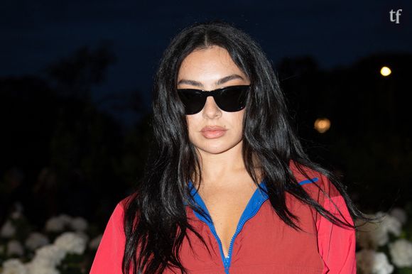 Les Swifties vs les fans de Charlie XCX

À propos de ce morceau, Charli XCX avait répondu aux spéculations des fans dans une interview donnée au magazine New York en août 2024 : "Les gens pensent ce qu'ils veulent. Cette chanson parle de moi, de mes sentiments, de mon anxiété et de la façon dont mon cerveau crée des récits et des histoires dans ma tête lorsque je me sens en insécurité, et de la façon dont je refuse physiquement de me retrouver dans ces situations où je doute de moi". 

Ce qui est sûr, c'est que la nouvelle chanson de Taylor Swift relance le débat et divise Internet en deux teams. Si certains estiment que "Actually Romantic" est mesquin et méchant et "passe à côté du sujet de Sympathy is a Knife", d'autres considèrent que c'est de bonne guerre et que la chanteuse a un droit de réponse. Après le très controversé morceau "Wood" sur le sexe de son fiancé, Travis Kelce, le nouvel album de la chanteuse n'a pas fini de faire parler.