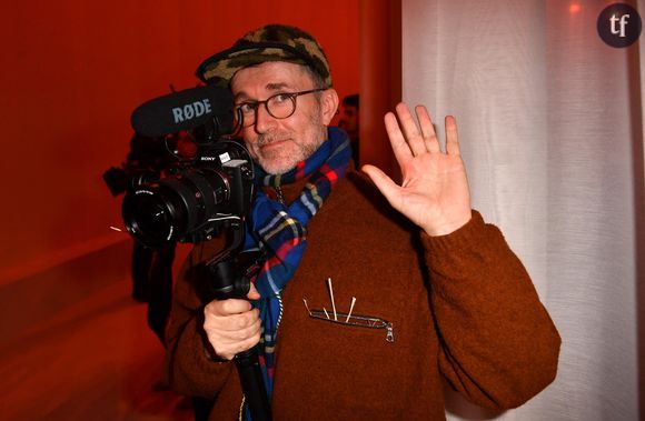 La mode, milieu misogyne... Par essence ? Cela, c'est ce qu'explique Loïc Prigent, journaliste, auteur, et figure très influente de la mode et du stylisme en général. Connu pour ses brèves - hyper relayées, puis carrément lues par Catherine Deneuve sur ARTE - et ses tweets type "Entendu à la rédac", il est l'une des voix les plus familières d'une sphère finalement très secrète.