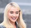 "Une déesse" : Sabrina Carpenter dévoile sa chute de reins dans une robe dos-nu décolletée jusqu'aux fesses et affole ses fans