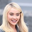 "Une déesse" : Sabrina Carpenter dévoile sa chute de reins dans une robe dos-nu décolletée jusqu'aux fesses et affole ses fans