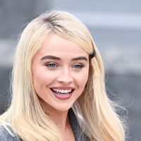 "Une déesse" : Sabrina Carpenter dévoile sa chute de reins dans une robe dos-nu décolletée jusqu'aux fesses et affole ses fans