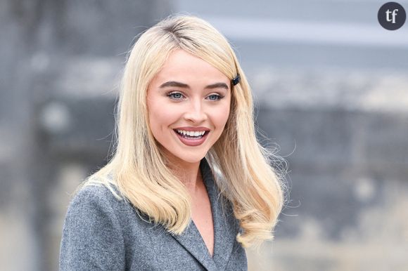 "Une déesse" : Sabrina Carpenter dévoile sa chute de reins dans une robe dos-nu décolletée jusqu'aux fesses et affole ses fans