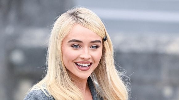 "Une déesse" : Sabrina Carpenter dévoile sa chute de reins dans une robe dos-nu décolletée jusqu'aux fesses et affole ses fans