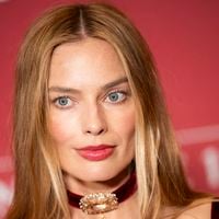 Margot Robbie se joue de la nudité avec ce look en hommage à un classique fashion, une démonstration de style ?