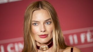 Margot Robbie se joue de la nudité avec ce look en hommage à un classique fashion, une démonstration de style ?