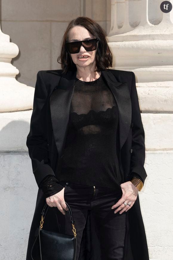 Derrière la punchline forcément punchy, on décèle une fragilité, une sensibilité, qui tutoie en vérité une autre grande stigmatisation : le stéréotype de la “mauvaise mère”, que subissent de nombreuses femmes, ce florilège d’injonctions et de pressions qui encombrant la charge maternelle et différencieraient les mères exemplaires des autres. Beaucoup de ces critères imaginaires sont définis par des hommes.