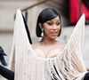 Cardi B, reine de la Fashion Week 

Cardi B a écumé les shows, arborant chaque fois des looks pointus des maisons chez qui elle se rendait. La star a réalisé l'une des entrées les plus théâtrales lors du défilé haute couture automne-hiver 2025 de Schiaparelli. Tenant un corbeau vivant sur sa main gantée, elle a fait sensation dans une robe structurée à franges perlées avec un décolleté en U dramatique qui s'arque sur sa tête, portée sur une robe noire élégante. 

La rappeuse est apparue en pot de fleurs géant chez Rahul Mishra, dans une robe sculpturale chez Stephane Rolland, en total noir chez Balenciaga et dans un look très parisien chez Maison Margiela. Omniprésente, la chanteuse s’est imposée comme l’icône mode de cette Fashion Week.