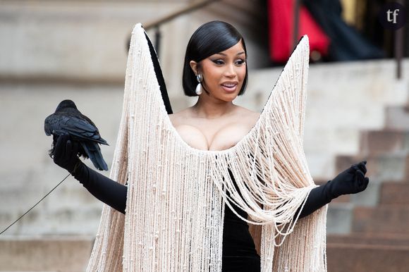 Cardi B, reine de la Fashion Week 

Cardi B a écumé les shows, arborant chaque fois des looks pointus des maisons chez qui elle se rendait. La star a réalisé l'une des entrées les plus théâtrales lors du défilé haute couture automne-hiver 2025 de Schiaparelli. Tenant un corbeau vivant sur sa main gantée, elle a fait sensation dans une robe structurée à franges perlées avec un décolleté en U dramatique qui s'arque sur sa tête, portée sur une robe noire élégante. 

La rappeuse est apparue en pot de fleurs géant chez Rahul Mishra, dans une robe sculpturale chez Stephane Rolland, en total noir chez Balenciaga et dans un look très parisien chez Maison Margiela. Omniprésente, la chanteuse s’est imposée comme l’icône mode de cette Fashion Week.