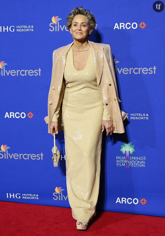 Elle le démontre dans ce numéro de Vogue où les clichés qui la représentent privilégient un noir et blanc hyper classieux, et une atmosphère fiévreuse à souhait. En compagnie d'hommes musclés et dévêtus, Sharon Stone est royale au coeur de l'image, dénudée, elle y effeuille notamment ses seins... Sans le moindre filtre. Et avec une forme de badasserie inspirante.