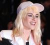 Ainsi sur les réseaux sociaux, ceux des sites people comme e!news, les internautes abondent en opinions contrastées sur Kristen Stewart : d'aucuns célèbrent ce tout nouveau look de la star, blonde lumineuse, chouchou rose façon Barbie core dans les cheveux, tenues blanches ou rose bonbon allant de pair avec sa capillarité scintillant sous les flashes omniprésents... Sans oublier ses emblématiques lunettes de soleil type star des glorieuses sixties.
