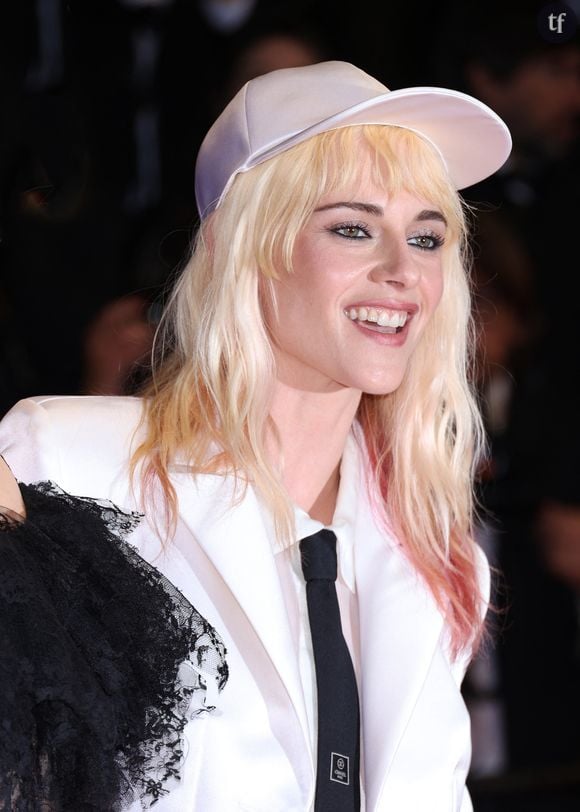 Ainsi sur les réseaux sociaux, ceux des sites people comme e!news, les internautes abondent en opinions contrastées sur Kristen Stewart : d'aucuns célèbrent ce tout nouveau look de la star, blonde lumineuse, chouchou rose façon Barbie core dans les cheveux, tenues blanches ou rose bonbon allant de pair avec sa capillarité scintillant sous les flashes omniprésents... Sans oublier ses emblématiques lunettes de soleil type star des glorieuses sixties.
