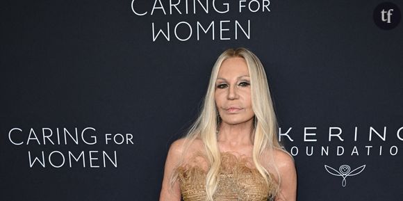 “Elle a un nouveau visage”, Donatella Versace apparaît méconnaissable et choque internet