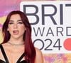 Les looks de mariée de Dua Lipa

Il y a quelques jours, la chanteuse fascinait déjà dans une robe immaculée minimaliste, laissant les internautes penser qu'elle entre dans sa "bridal era". En mai, elle arborait une robe blanche à épaules dénudées pour montrer sa bague et, en août, une robe blanche dos nu Jacquemus avec des découpes sur les côtés pour son 30e anniversaire. Pour autant, il semblerait que l'interprète de "Houdini" n'ait décidé ce qu'elle porterait le jour J. "Je n'ai jamais vraiment réfléchi à un mariage ni rêvé du genre de mariée que je serais", a-t-elle déclaré au Vogue britannique en juin. "Tout d'un coup, je me suis demandé : «Oh, qu'est-ce que je porterais »". 

Sa tournée devrait s'achever à Mexico en décembre. Pendant ce temps, son fiancé, Callum Turner, assure la promotion de la comédie romantique Eternity, avec Elizabeth Olsen et Miles Teller.