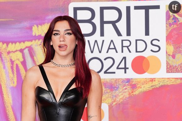 Les looks de mariée de Dua Lipa

Il y a quelques jours, la chanteuse fascinait déjà dans une robe immaculée minimaliste, laissant les internautes penser qu'elle entre dans sa "bridal era". En mai, elle arborait une robe blanche à épaules dénudées pour montrer sa bague et, en août, une robe blanche dos nu Jacquemus avec des découpes sur les côtés pour son 30e anniversaire. Pour autant, il semblerait que l'interprète de "Houdini" n'ait décidé ce qu'elle porterait le jour J. "Je n'ai jamais vraiment réfléchi à un mariage ni rêvé du genre de mariée que je serais", a-t-elle déclaré au Vogue britannique en juin. "Tout d'un coup, je me suis demandé : «Oh, qu'est-ce que je porterais »". 

Sa tournée devrait s'achever à Mexico en décembre. Pendant ce temps, son fiancé, Callum Turner, assure la promotion de la comédie romantique Eternity, avec Elizabeth Olsen et Miles Teller.