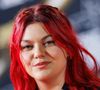 Propulsée sur le devant de la scène médiatique à l'âge de 16 ans, Louane a dû à de multiples reprises faire face à des critiques, notamment sur son physique. Après la grossophobie, la chanteuse est désormais victime de "mom-shaming", soit le fait de culpabiliser les mères par rapport à leurs façons d'agir ou d'éduquer leurs enfants. Heureusement, la maman d'Esmée a pu compter sur le soutien infaillible de ses fans qui n'ont pas hésité à prendre sa défense : "Quand on est mère on doit se cacher ?", "Ça change quoi qu'elle soit maman et qu'elle montre son ventre ? Ce n'est qu'un ventre !", "Toujours en train de critiquer les femmes !! C'est quoi le problème ? Parce qu'elle est devenue maman elle doit cacher son corps ?", "Il n'y à rien de vulgaire dans cette photo. La classe tout simplement".