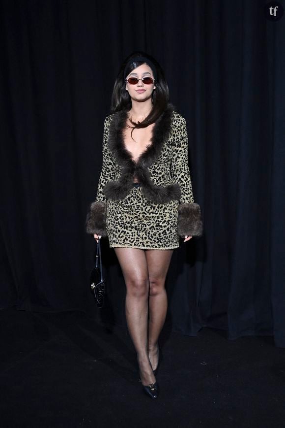 L'influenceuse avait choisi d'arboré un tailleur jupe très sexy, en imprimé léopard.