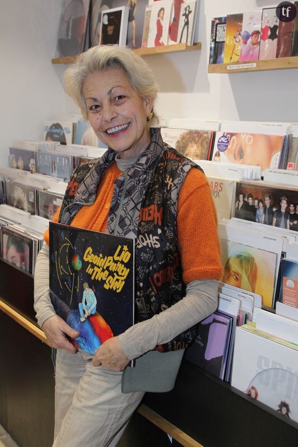 Lio étrille en quelque sorte les “mauvais coups”, les hommes qui s’intéressent guère au plaisir de leur partenaire féminine. Et il y en a des pelletées, à écouter l’interlocutrice caustique.

Laquelle y va de cette punchline jubilatoire : “Moi franchement j’ai toujours été bonne pour faire jouir les mecs, mais les mecs qui m’ont fait jouir, je les compte sur les doigts d’une main de Django Reinhardt, un musicien qui en a perdu deux !”