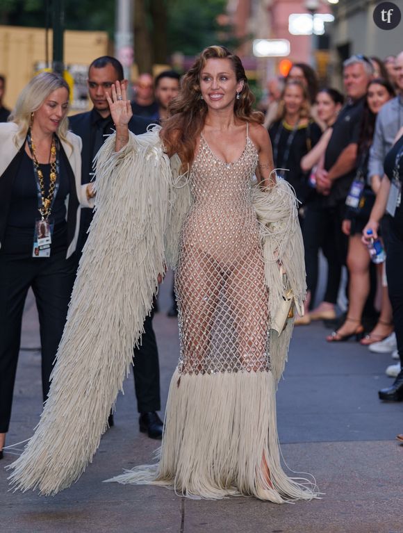 Miley Cyrus aime le scandale. L'icône des charts a l'habitude des séquences hyper sexy et irrévérencieuses. Chanteuse sulfureuse, elle flamboie d'autant plus en naked dress, cette robe que le Festival de Cannes voulait faire interdire pour indécence...