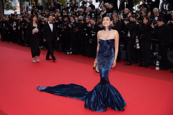 L'actrice sud-africaine Tarina Patel n'a pas bien lu les consignes non plus à en voir sa longue traîne bleue satinée.