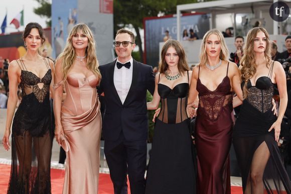 Claire Holt et Barbara Sprouse étaient main dans la main dans leur robe nuisette, l'une couleur aubergine, l'autre noire.