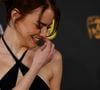 Emma Stone assume sa singularité en refusant naked dress et autres “décolletés fessiers” très en vogue ; de Dakota Johnson à Zoe Kravitz. Sur le tapis rouge de cette grande cérémonie célébrant le septième art, elle ose un look d’un classicisme admirable, sensuel et hyper chic.