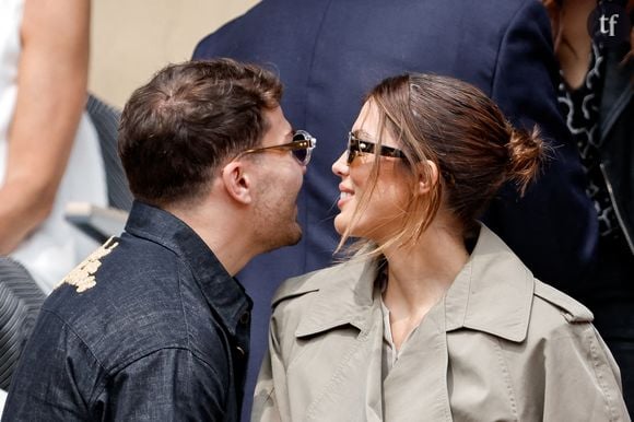 Antoine Dupont et sa compagne Iris Mittenaere en tribunes lors de la finale messieurs des Internationaux de France de Tennis de Roland Garros 2025 (jour 15), à Paris, France, le 8 juin 2025. © Cyril Moreau/Bestimage