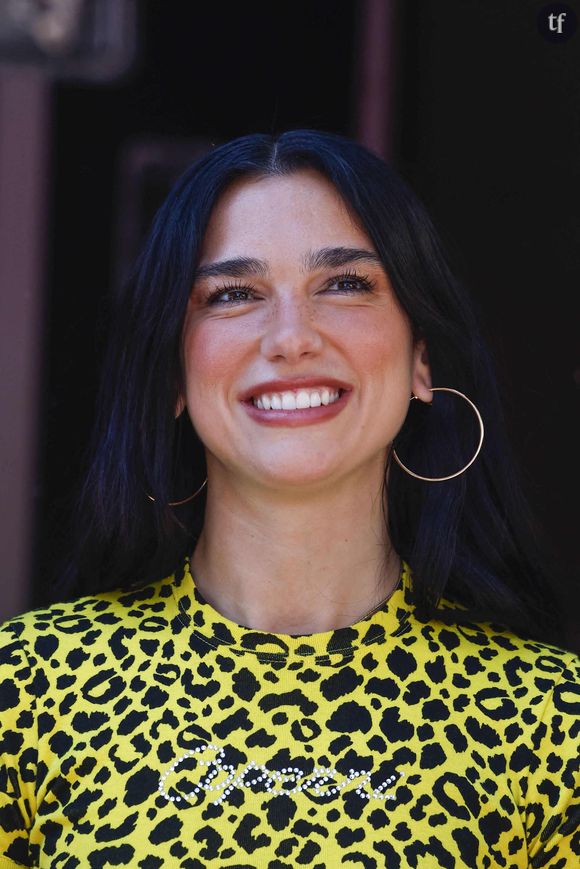 Dua Lipa rayonne dans la ville de l'amour. La chanteuse brésilienne fait l'unanimité auprès de ses fans francophones suite à son concert événement de vendredi dernier.