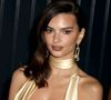 Source d'amusement, les hommes ? On pressent la timide ironie de la star, qui semble comparer ces messieurs à d'agréables toutous. Cependant, c'est quelque chose de plus sérieux que défend Emily Ratajkowski dans ces pages l'espace de ce gros plan fleuve où elle se met à nu : l'importance à ses yeux de la sororité.