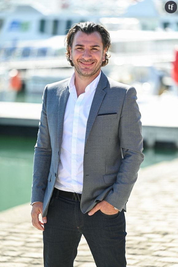 Michael Youn est au sommet de la misogynie avec ce spectacle. Qui ne parle que de cul mais surtout, du cul tel que le fantasme un incel. Le plus insupportable bien évidemment étant cet instant interminable avec cette "volontaire". Les viewers, autrement dit la communauté, du streameur Jiraya, qui comme lui ont revus cette scène, dénoncent une "agression sexuelle" qui se déroulerait en live.