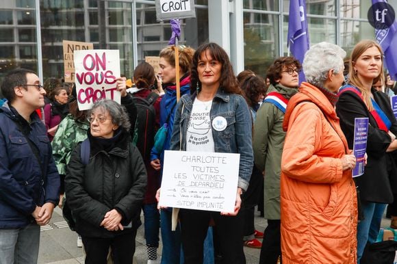 Et la grande actrice Anouk Grinberg, de s'indigner : "Il n'était pas malade pour violer !". S'étant beaucoup exprimée sur le sujet - on revient sur ses prises de parole ici - Anouk Grinberg développe : "Il y a tellement de victimes, tant d'autres encore, qui n'ont pas pu parler parce qu'elles étaient trop détruites, avaient trop peur de représailles. Il y a trop de femmes qui ont vécu les violences de Depardieu pour qu'on les écarte"