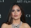 Salma Hayek rend ici hommage à sa propre oeuvre ! Elle dansait déjà en bikini dans Une nuit en enfer de Robert Rodriguez, face à George Clooney et Quentin Tarantino, puis dans Dogma... Danser en maillot au gré de positions sensuelles constitue une partie de son imaginaire. A 58 ans, elle redouble de confiance en elle et rayonne dans cette vidéo en vérité extraite d'une vaste série de photos pour Sports Illustrated.