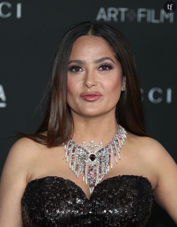 Salma Hayek rend ici hommage à sa propre oeuvre ! Elle dansait déjà en bikini dans Une nuit en enfer de Robert Rodriguez, face à George Clooney et Quentin Tarantino, puis dans Dogma... Danser en maillot au gré de positions sensuelles constitue une partie de son imaginaire. A 58 ans, elle redouble de confiance en elle et rayonne dans cette vidéo en vérité extraite d'une vaste série de photos pour Sports Illustrated.