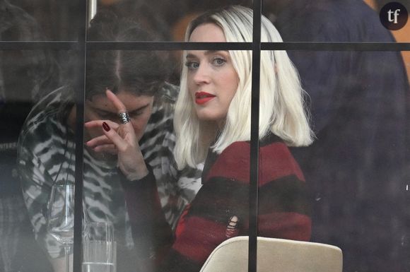 "C’est Katy Perry ?", "c’est terrible" : Emily Blunt méconnaissable sur le tournage du Diable s’habille en Prada 2, les fans crient au scandale