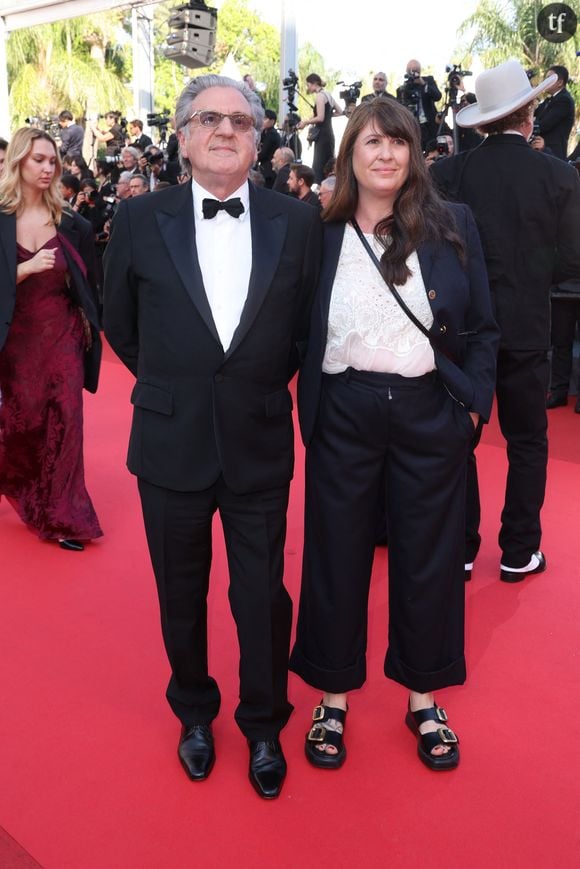 Le comédien déclare effectivement aux Inrocks ces quelques mots : "Un vieux qui est amoureux d'une jeune femme, c'est pathétique". Daniel Auteuil a pour habitude d'aligner les green flags - l'inverse des red flags, qui attestent d'une toxicité masculine certaine. Récemment encore, il soutenait son ex, Emmanuelle Béart, lorsque celle-ci a mis en lumière les violences incestueuses. On appelle ça être un allié, et un vrai.