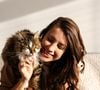 Les femmes préfèrent les chats aux hommes. En tout cas, elles ont depuis longtemps renversé le caractère infâmant de l'expression sexistes "femme à chats" ou "vieille fille".  La sociologue Charlotte Debest a carrément consacré un livre entier à ce sujet, à juste titre baptisé Elles vont finir seules avec leur chat, et dans cette interview orchestrée par Simone Media, elle dézingue les préjugés.