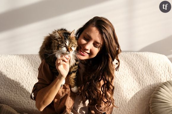 Les femmes préfèrent les chats aux hommes. En tout cas, elles ont depuis longtemps renversé le caractère infâmant de l'expression sexistes "femme à chats" ou "vieille fille".  La sociologue Charlotte Debest a carrément consacré un livre entier à ce sujet, à juste titre baptisé Elles vont finir seules avec leur chat, et dans cette interview orchestrée par Simone Media, elle dézingue les préjugés.