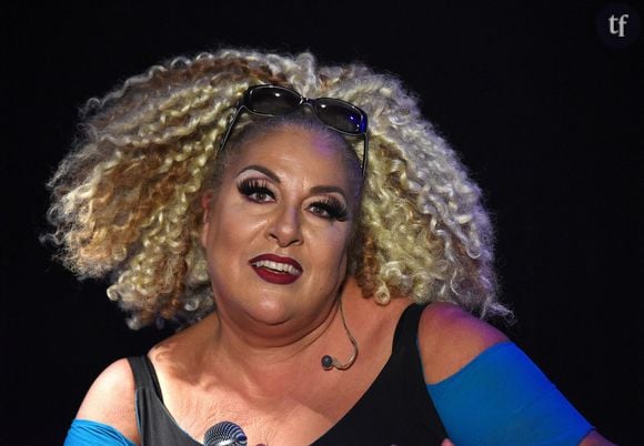 Elle témoigne : "Les gens te disent tout le temps quand tu es grosse : ’Mais enfin, tu as pris du poids !’. Tout le monde l’a vu, évidemment. Je pèse 130 plutôt 140 kg, déjà rien que de le dire... Et la question qui revient c’est : ’Pourquoi tu ne les perds pas ?’ Et la réponse c’est ’Parce que je n’y arrive pas’ !"