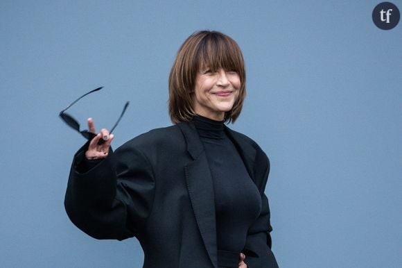 L'actrice a alors 35 ans et fait la promotion de son film "Parlez-moi d'amour" (2002), son premier film en tant que réalisatrice.