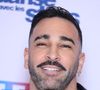 Invité de Mouloud Achour dans l'émission Clique (Canal +), Adil Rami est revenu sur plusieurs aspects de sa vie personnelle, dont sa séparation avec Pamela Anderson. L’ex-sportif et finaliste de Danse avec les stars a reconnu avoir fait de « mauvais choix » en amour.
Le champion du monde 2018 et l'actrice d'Alerte à Malibu se sont fréquentés pendant près de deux ans, de 2017 à 2019. Pamela Anderson a, par la suite, accusé le footballeur de violences physiques et psychologiques. Dans un très long message posté sur son compte Instaram, l'actrice expliquait avoir été trompée, manipulée et violentée. Des accusations qu'Adil Rami avait niées en bloc sur Instagram. S'il ne revient pas sur les accusations de violences, le sportif reconnaît aujourd'hui avoir "trahi" Pamela Anderson.
