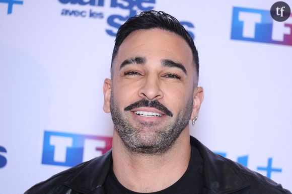 Invité de Mouloud Achour dans l'émission Clique (Canal +), Adil Rami est revenu sur plusieurs aspects de sa vie personnelle, dont sa séparation avec Pamela Anderson. L’ex-sportif et finaliste de Danse avec les stars a reconnu avoir fait de « mauvais choix » en amour.

Le champion du monde 2018 et l'actrice d'Alerte à Malibu se sont fréquentés pendant près de deux ans, de 2017 à 2019. Pamela Anderson a, par la suite, accusé le footballeur de violences physiques et psychologiques. Dans un très long message posté sur son compte Instaram, l'actrice expliquait avoir été trompée, manipulée et violentée. Des accusations qu'Adil Rami avait niées en bloc sur Instagram. S'il ne revient pas sur les accusations de violences, le sportif reconnaît aujourd'hui avoir "trahi" Pamela Anderson.