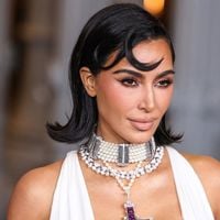 "C'est sa tenue pour aller bosser ?", "elle est en plastique" : Kim Kardashian agace les haters avec ses photos en bikini léopard