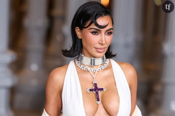 "C'est sa tenue pour aller bosser ?", "elle est en plastique" : Kim Kardashian agace les haters avec ses photos en bikini léopard