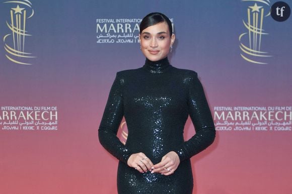 On se souvient par exemple d'un style des plus osés... La naked dress. Effectivement, on se rappelle que l'an dernier, la chanteuse avait tenté la naked dress, cette robe sulfureuse, toute en transparences, dévoilant sous-vêtements, seins et/pu fesses de son égérie du moment, si controversée d'ailleurs, malgré sa longévité dans le monde de la mode (Kate Moss déjà s'en faisait l'étendard dans les années 90) que le Festival de Cannes avait voulu en interdire l'usage pour indécence. Et oui, rien que ça.