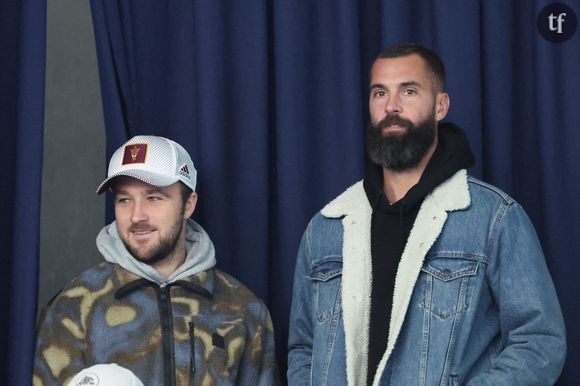 Ses attitudes très... Impulsives, dirons nous, entre deux sets, sont envisagées comme un concentré de ce que la virilité, ou le virilisme, suggère volontiers. Violence physique, insultes, ego surdimensionné, langage des "gros bras" et de la vindication... En tout cas, les internautes et spectateurices de France 2 s'en offusquent. Benoit PAIRE s'excuse cependant...