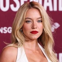 String, jarretière et dentelle rose : Sydney Sweeney pose en lingerie et casse (encore) Internet
