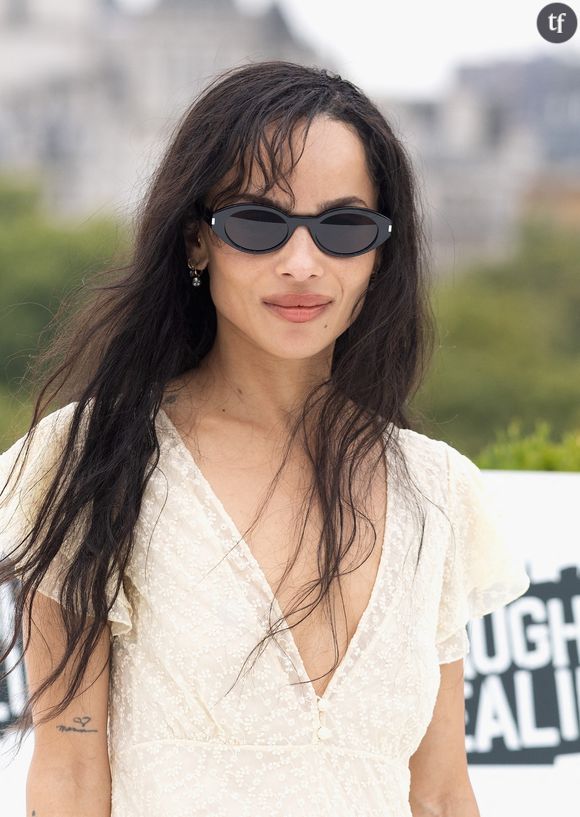 Entre lourdeurs et attitudes de porcs, les "discours" se cristallisent tous autour des seins de l'actrice, comme si personne n'avait jamais vu de tétons féminins. Et alors même que cela n'est pas, mais alors pas du tout, le sujet de l'interview. Oui, Zoe Kravitz assume absolument son statut de sex symbol.