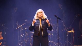 Elle a 78 ans, son compagnon en a 33 : cette chanteuse suscite la controverse à cause de cet écart d'âge "accepté dans l'autre sens"