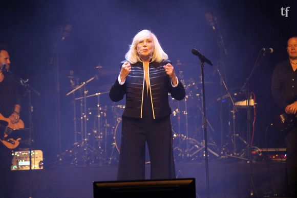 Elle a 78 ans, son compagnon en a 33 : cette chanteuse suscite la controverse à cause de cet écart d'âge "accepté dans l'autre sens"