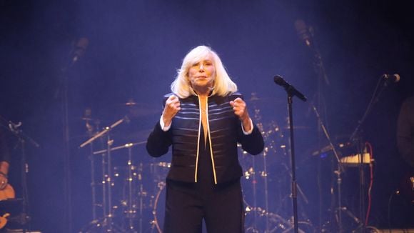 Elle a 78 ans, son compagnon en a 33 : cette chanteuse suscite la controverse à cause de cet écart d'âge "accepté dans l'autre sens"