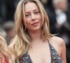 Sur la Croisette, Ester Exposito, l'actrice espagnole, femme de convictions - son dernier long métrage en date aborde sous l'angle du genre la thématique cruciale des féminicides - dévoile son aura fashion avec un look hyper glamour. L'érigeant en icône générationnelle de la mode. Robe décolletée et florale alliant légèreté et épure...
